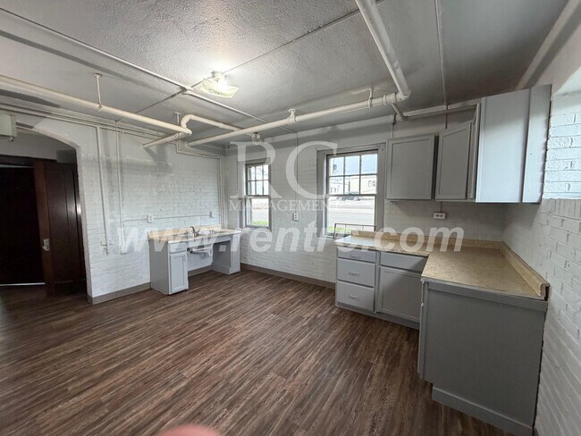 Building Photo - 210-148 Walnut-