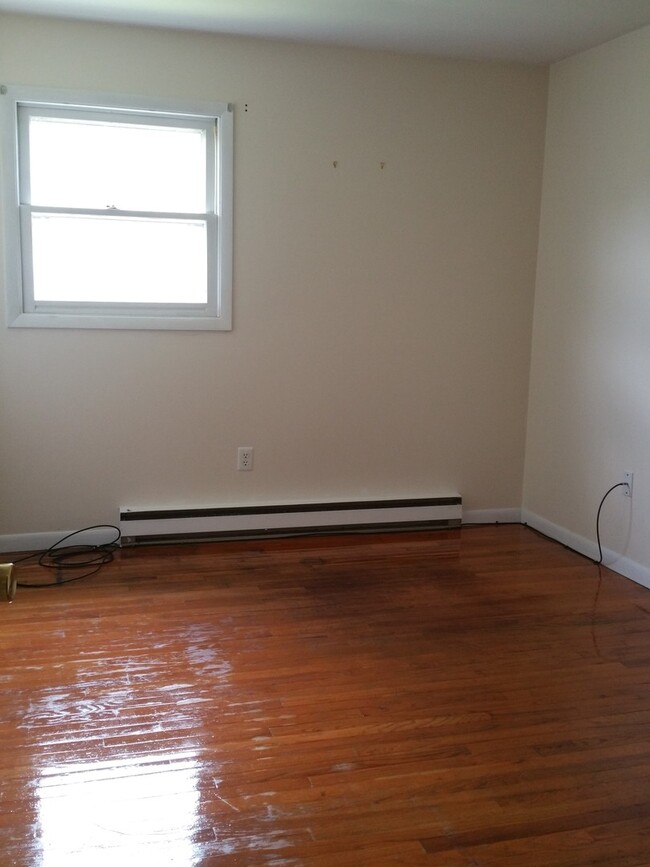 Building Photo - Spacious 3 Bedroom Townhome