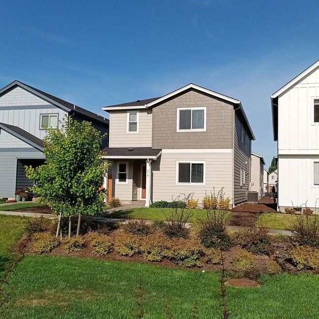 Building Photo - Beautiful Modern Home in Woodburn is Ready For You!!