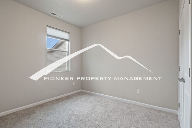 Building Photo - 4 bed, 3.5 bath home in Gold Hill Mesa with AC and 2 Car Garage