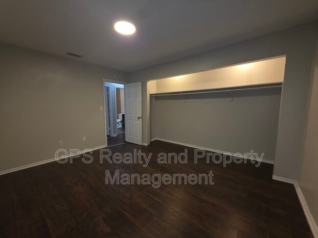 Building Photo - 843 Grove Ave