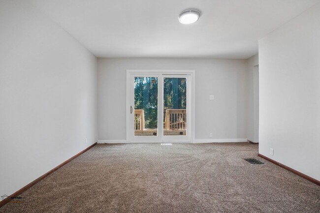 Building Photo - Spacious 3 Bed, 2 Bath in Newark - Move-In...