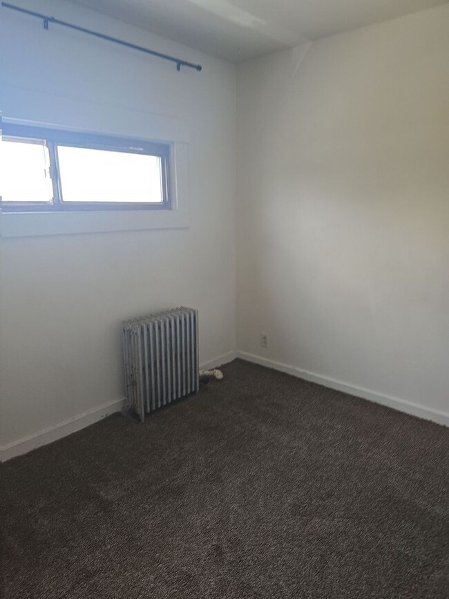 Building Photo - 2 bedroom, 1 bathroom Apartment! AUGUST 2025!