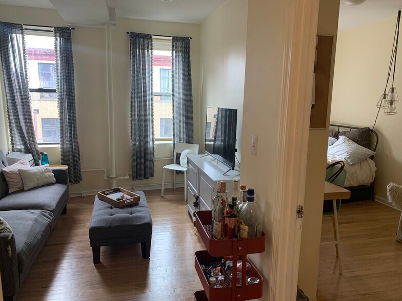 Building Photo - 220 Hanover St