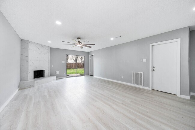 Building Photo - 3610 Brier Gardens Dr