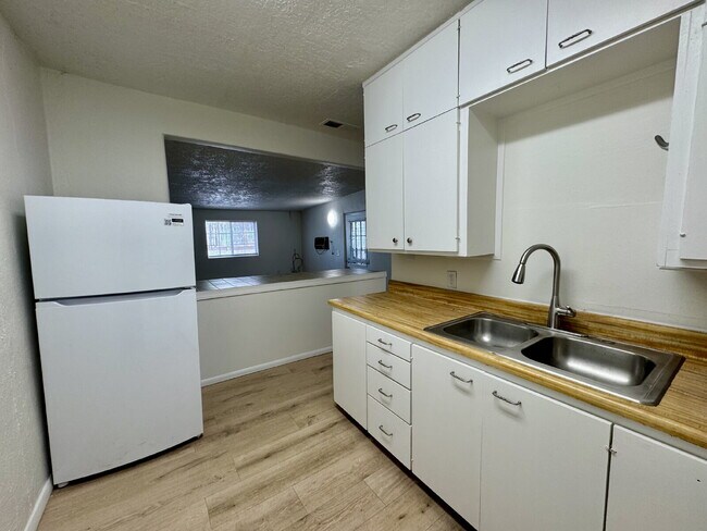Building Photo - Location, Location, Location! Convenient t...