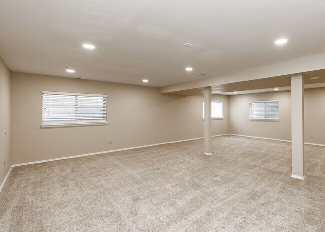 Building Photo - Stunning 5 Bedroom, 3.5 Bath Remodeled Hom...