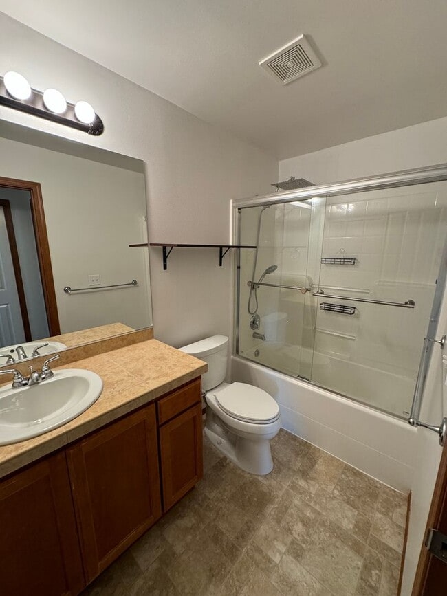 Building Photo - Spacious 3 bed 2.5 Bath Townhome One months free rent!