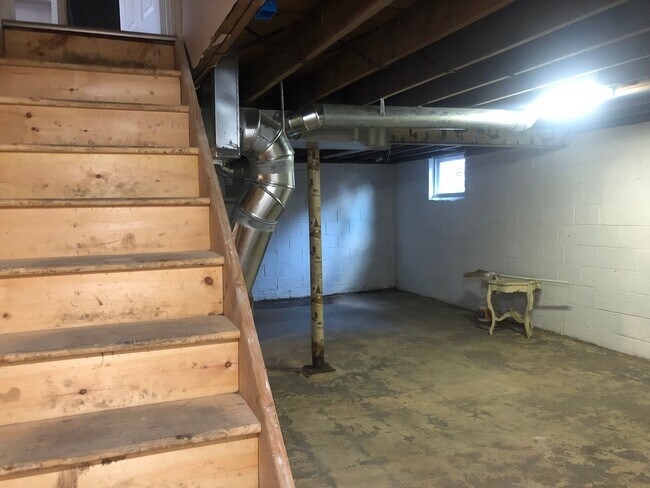 Building Photo - 13 Runyon Dr