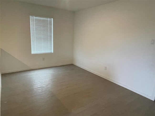 Building Photo - 112 Stran St