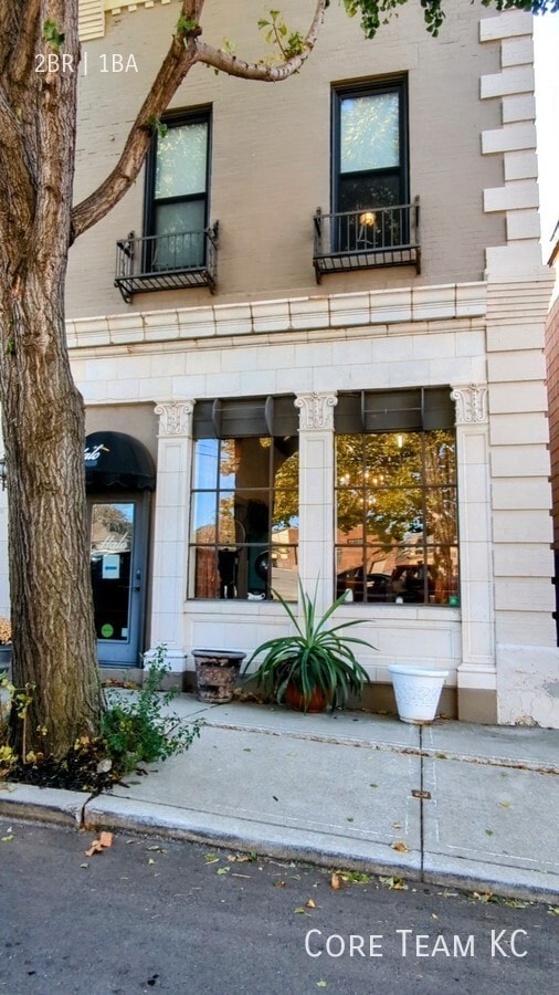 Large two bedroom in Columbus Park 536 Campbell St Kansas City MO