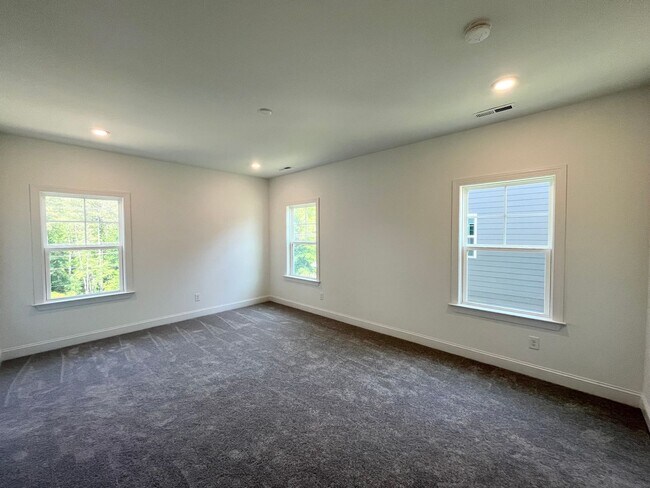 Building Photo - Spacious 5BD, 3BA Knightdale Home with Mod...