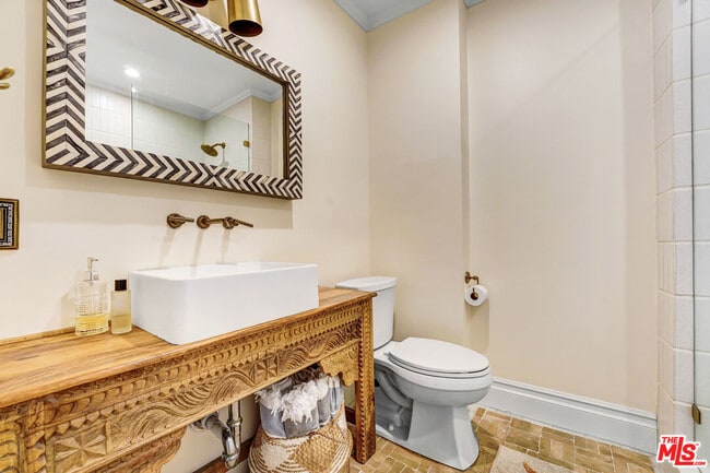 Building Photo - 2049 N Berendo St