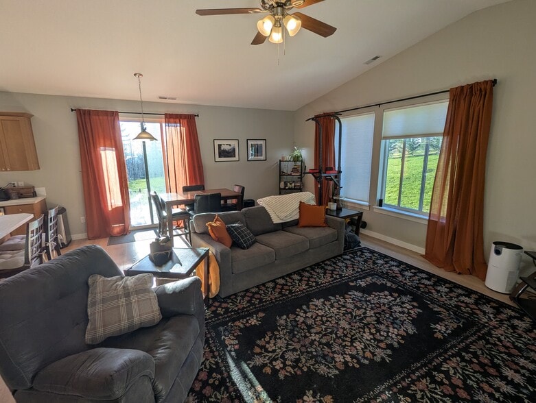 Building Photo - 342 Helens Ln