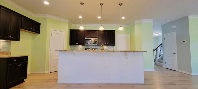 Building Photo - Large 4 bedroom 3 1/2 bath home that backs up to the 15th green in Magnolia Green.