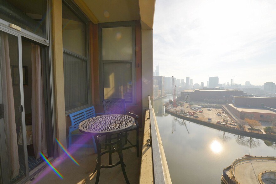 Building Photo - 900 N Kingsbury St