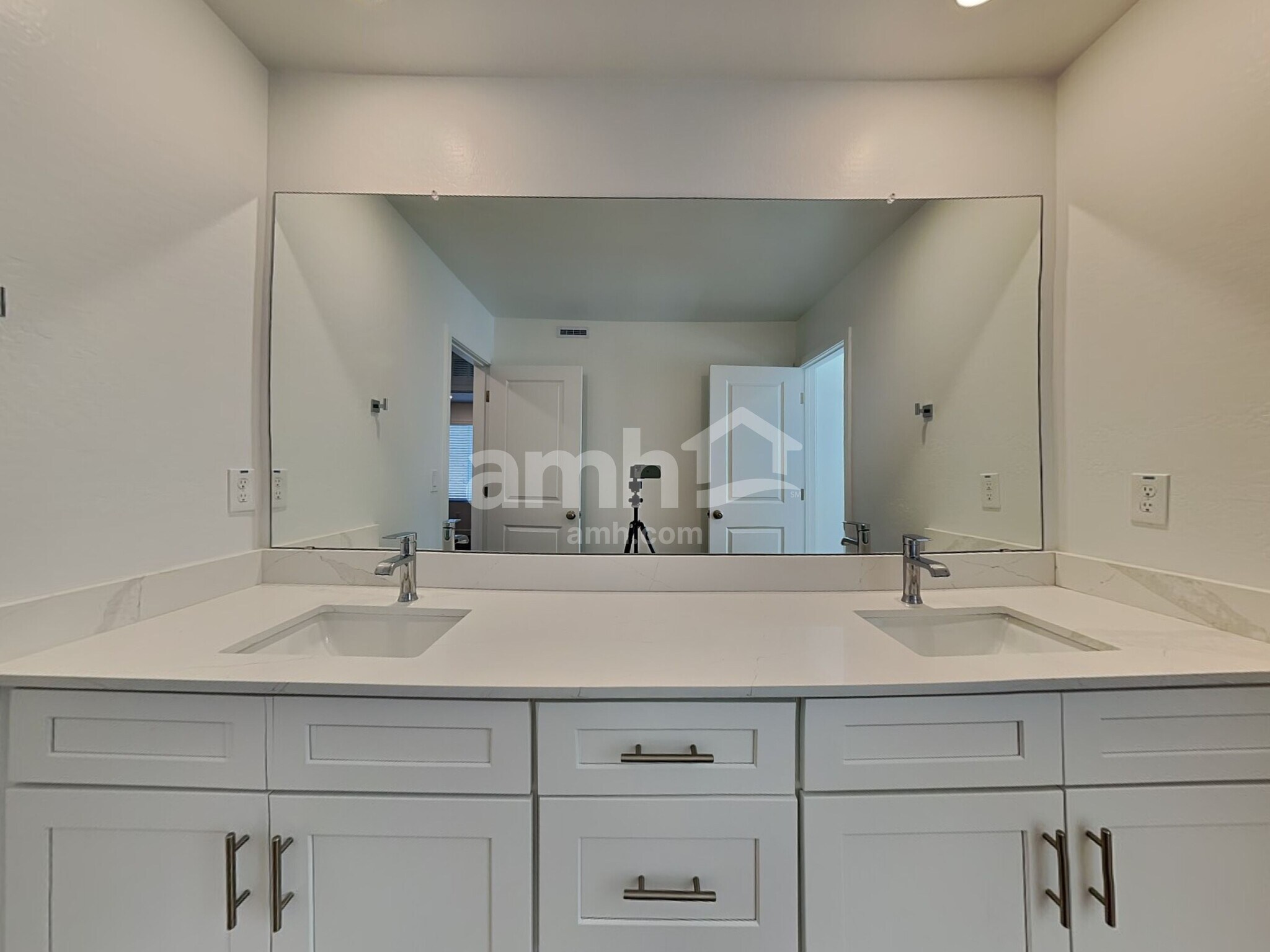 Building Photo - 20177 W Thomas Rd