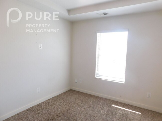 Building Photo - 672 The Heights Ln