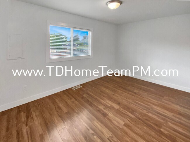 Building Photo - Charming 3-Bed Home with Granite Counterto...