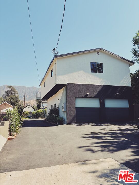 Building Photo - 713 Devirian Pl