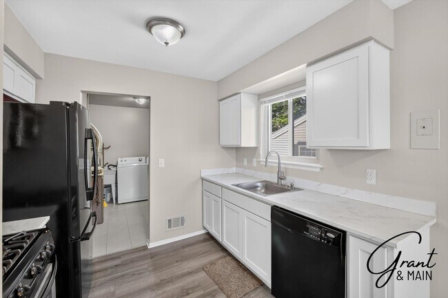 Building Photo - $1550 3 bedrooms