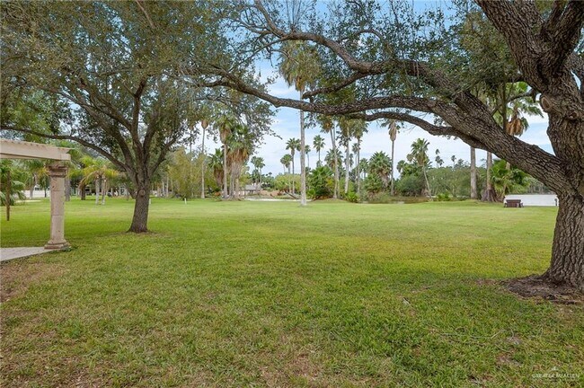 Building Photo - 2805 Lake Shore Dr