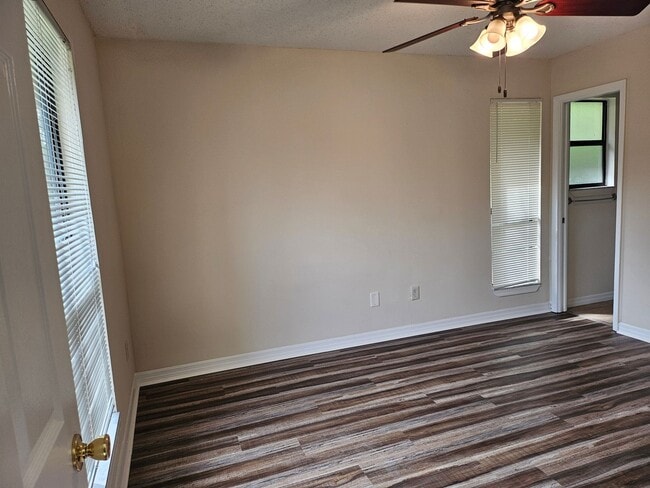 Building Photo - $1250 - 3/2/1 - Collins Road near the Base.