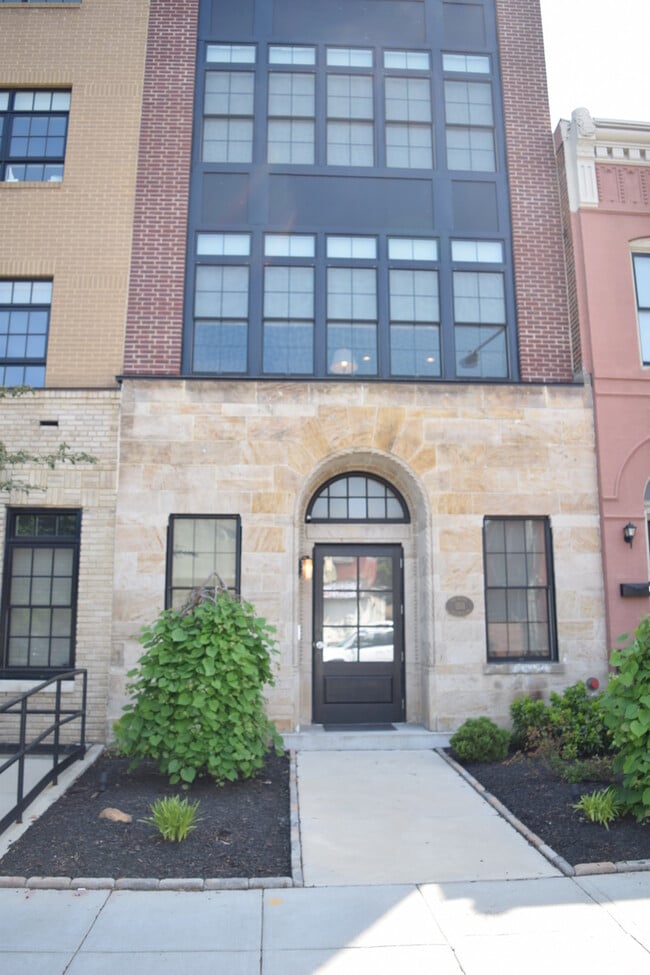 Building Photo - Modern 1 bed + Den in Logan Circle