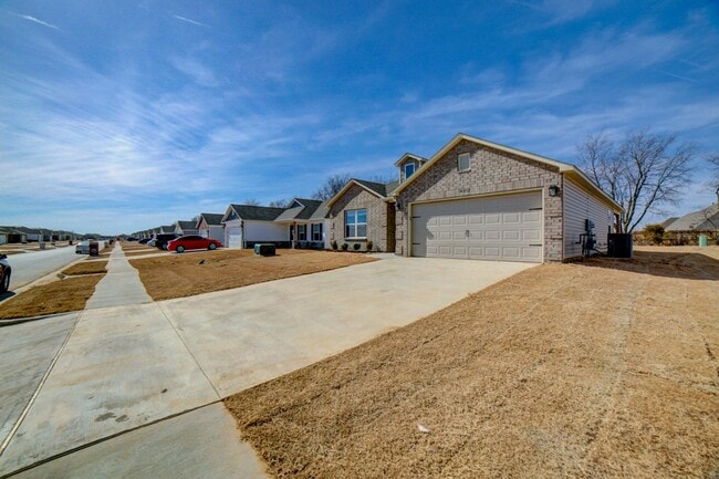 Building Photo - Beautiful Newer 3 Bedroom, 2 Bath Home Move-In Ready