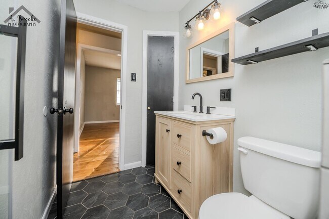 Building Photo - 2920 Featherston Ave