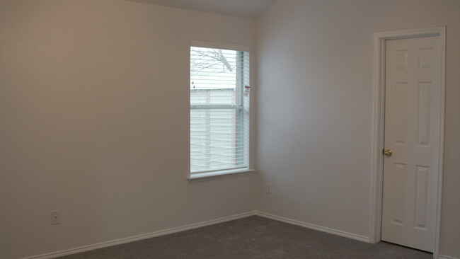 Building Photo - 2512 Douglas Dr