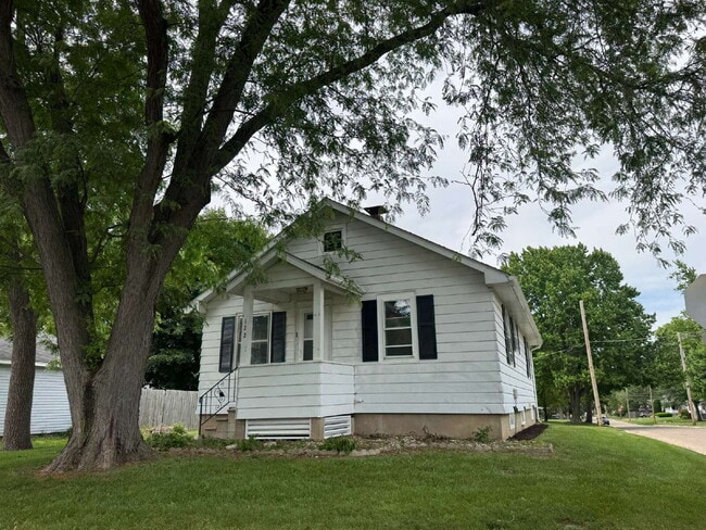 Building Photo - 2-bedroom, 1-bath single-family home located on Ottawa's south side