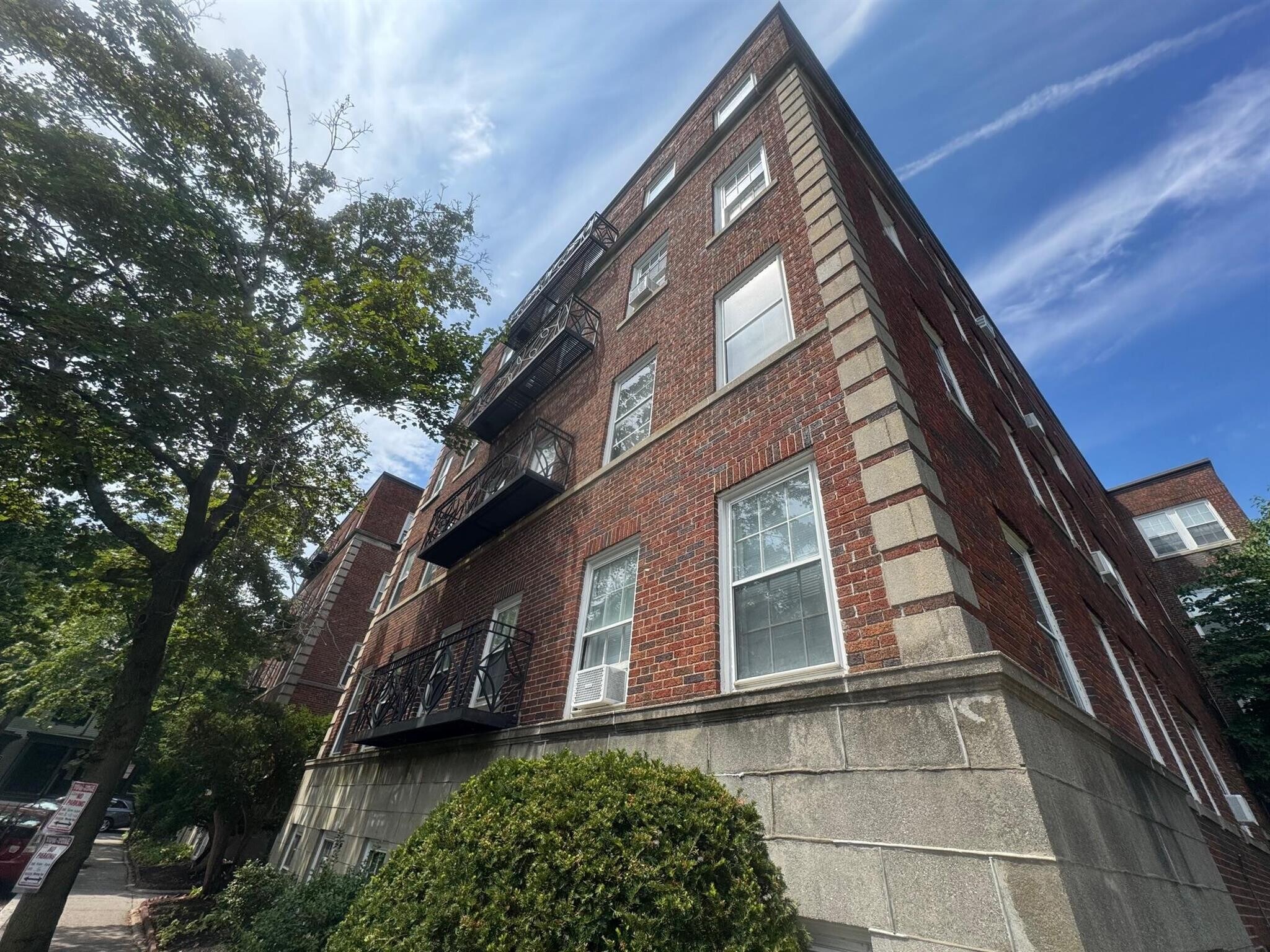 Building Photo - 77 Martin St