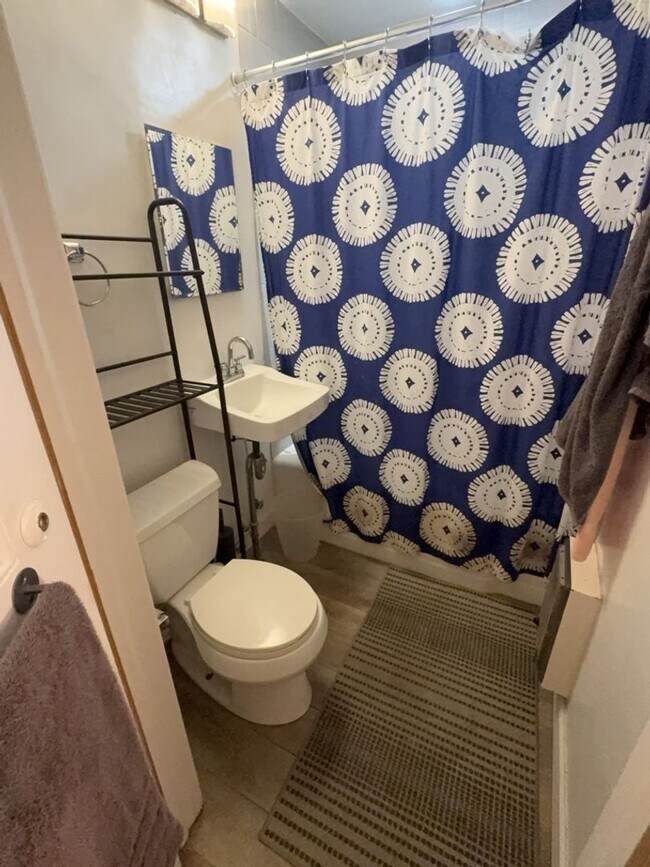 Building Photo - Cozy & Spacious 1BR/1BA Apartment – All-In...