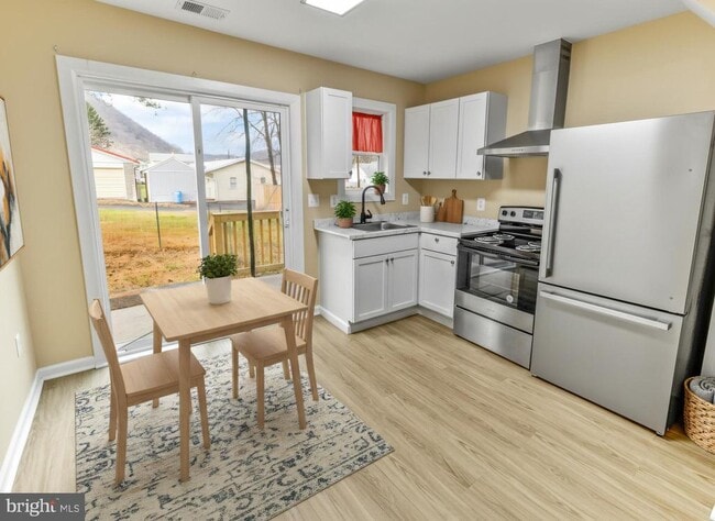 Primary Photo - 28 B St