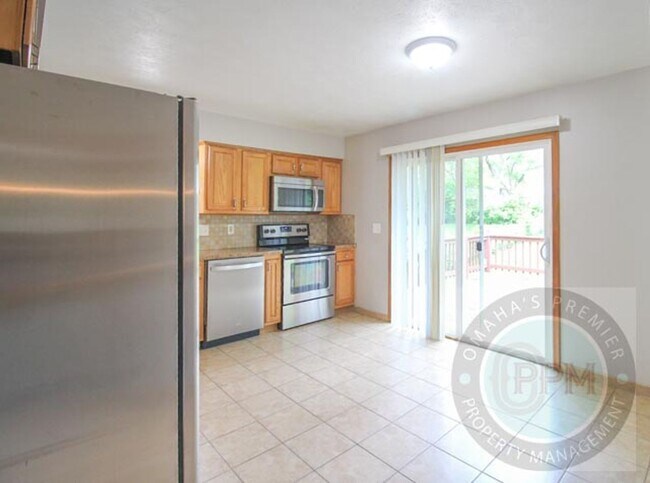 Building Photo - 3 Bedroom 1.5 Bathroom Home Located Minutes from Westroads Mall