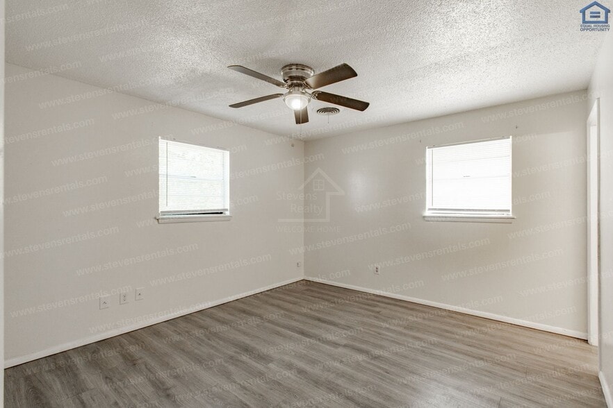 Building Photo - 717 SW Ranch Oak Blvd