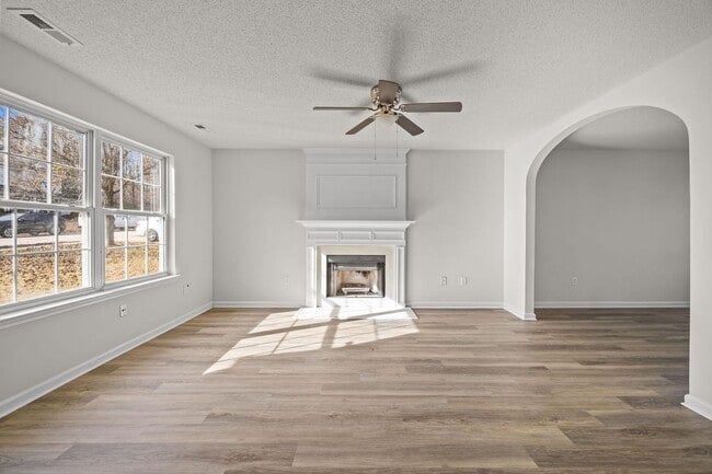 Building Photo - Updated 3BR Home with Garage, Pet Friendly!