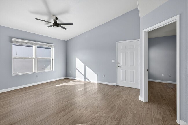 Building Photo - *MOVE-IN READY* GREAT UPPER LEVEL 2-BEDROO...