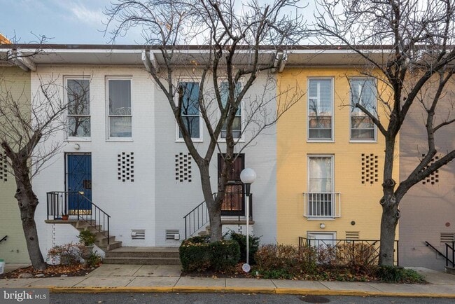 Building Photo - 225 G St SW