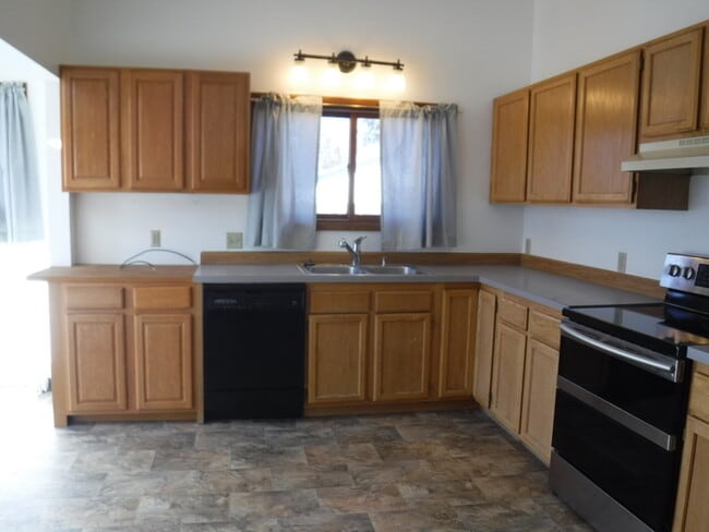 Building Photo - Rattlesnake area house