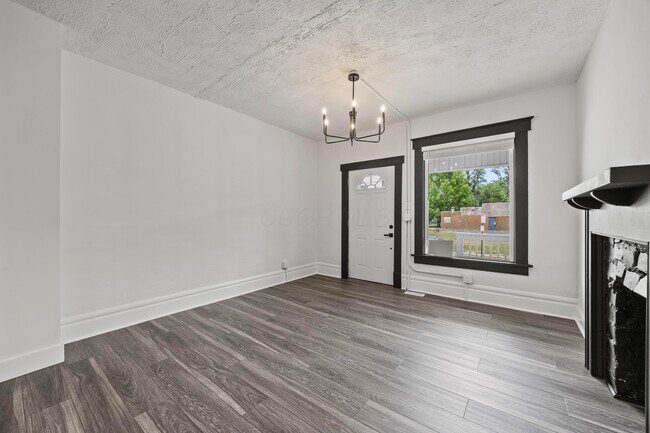 Building Photo - 941 E Whittier St