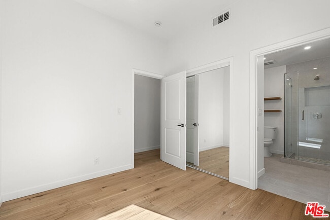 Building Photo - 822 N Orange Grove Ave