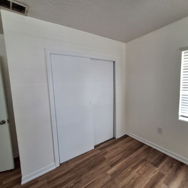 Building Photo - PEACEFUL NEIGHBORHOOD WITH 2 BEDROOMS AND ...