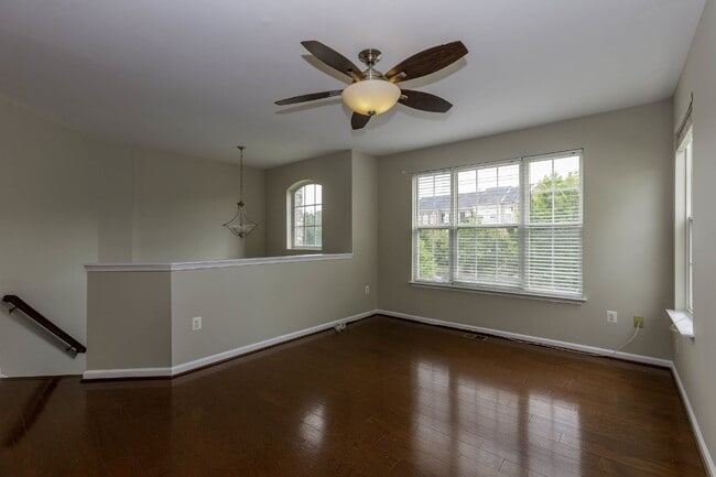 Building Photo - 4 BR Townhouse in Idlewild
