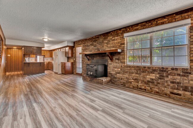 Building Photo - Fabulous 5 bedroom home walking distance to UofA!