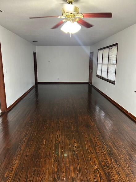 Building Photo - 2076 S Grandview Ave