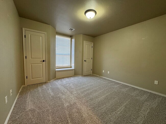 Building Photo - Spacious & Modern Home - 10 Minutes from Tinker AFB!