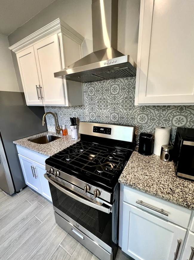 Full Kitchen - 1111 N Stevens St