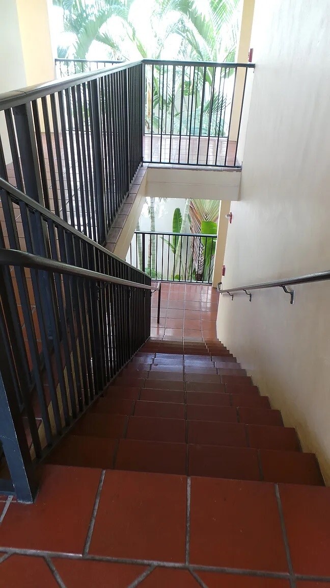 Building Photo - 580 S Sapodilla Ave